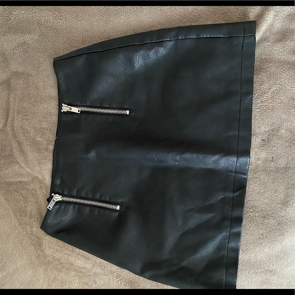 Black leather skirt - forever 21 - Picture 1 of 3